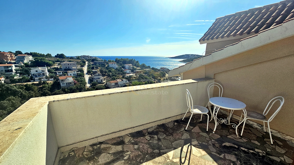 Bellissima casa dalmata a Sevid in ottima posizione con piscina e vista